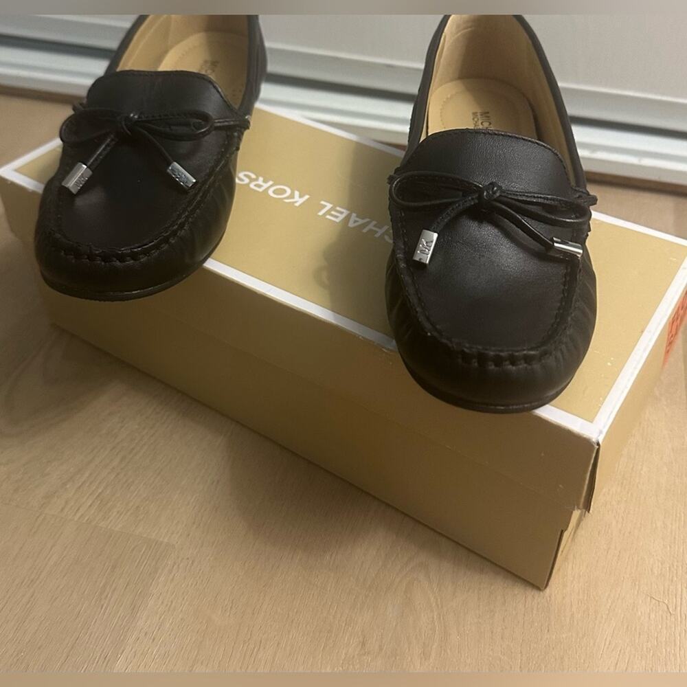 New W/Box Authentic Michael Kors Black Leather Women's Loafers size 6 - Picture 2 of 9